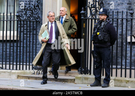 A Downing Street, Londra, Regno Unito. 22 ott 2019 - Owen Patterson (anteriore) e Iain Duncan Smith (posteriore) membri della comunità della ricerca del Gruppo (ERG), foglie di Downing Street dopo la riunione del gabinetto. Credito: Dinendra Haria/Alamy Live News Foto Stock