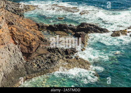 Vista da Punta de Faro, teleobiettivo. Faro di San Cristobal sulla Punta del Faro, situato su un alto sperone roccioso che nelle vicinanze della capitale di t Foto Stock
