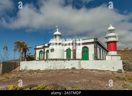 Faro di Faro de San Cristobal sulla Punta del Faro, situato su un alto sperone roccioso che nelle vicinanze del San Sebastian, la capitale dell'isola di La Go Foto Stock