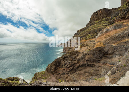 Vista da Punta de Avalo. In background: faro San Cristobal sulla Punta del Faro, situato su un alto sperone roccioso che nelle vicinanze della capitale Foto Stock