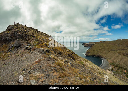Vista da Punta de Avalo. In background: faro San Cristobal sulla Punta del Faro, situato su un alto sperone roccioso che nelle vicinanze della capitale Foto Stock