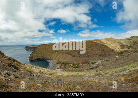 Vista da Punta de Avalo. In background: faro San Cristobal sulla Punta del Faro, situato su un alto sperone roccioso che nelle vicinanze della capitale Foto Stock