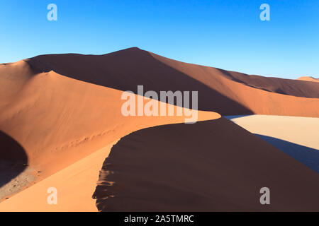 Alba su Sossusvlei nel deserto del Namib, Namibia Foto Stock