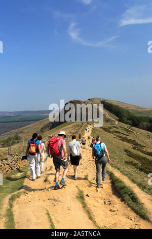 Walkers sul crinale Loosehill, vale di Edale, Derbyshire, Parco Nazionale di Peak District, Inghilterra Foto Stock