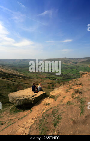 Walkers sul crinale Loosehill, vale di Edale, Derbyshire, Parco Nazionale di Peak District, Inghilterra Foto Stock