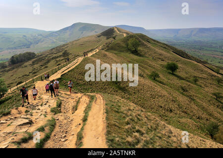 Walkers sul crinale Loosehill, vale di Edale, Derbyshire, Parco Nazionale di Peak District, Inghilterra Foto Stock