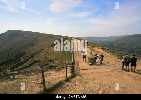 Walkers sul crinale Loosehill, vale di Edale, Derbyshire, Parco Nazionale di Peak District, Inghilterra Foto Stock
