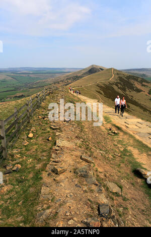 Walkers sul crinale Loosehill, vale di Edale, Derbyshire, Parco Nazionale di Peak District, Inghilterra Foto Stock
