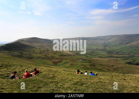 Walkers sul crinale Loosehill, vale di Edale, Derbyshire, Parco Nazionale di Peak District, Inghilterra Foto Stock
