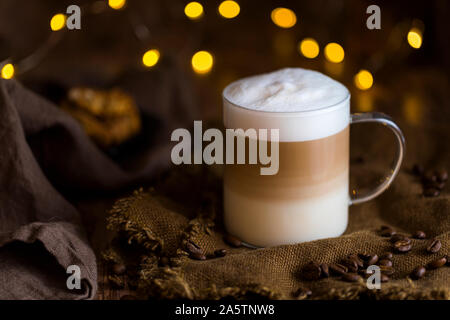 Cappuccino O Caffè Latte Macchiato In Una Tazza Di Vetro Trasparente -  Fotografie stock e altre immagini di Caffè - Bevanda - iStock