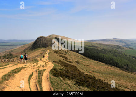 Walkers sul crinale Loosehill, vale di Edale, Derbyshire, Parco Nazionale di Peak District, Inghilterra Foto Stock