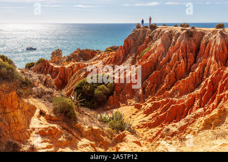 Praia da Marinha, robusto costa rocciosa di arenaria, formazioni rocciose nel mare, Algarve, PORTOGALLO Foto Stock