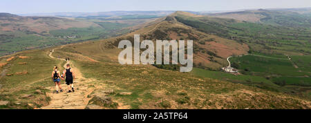 Walkers sul crinale Loosehill, vale di Edale, Derbyshire, Parco Nazionale di Peak District, Inghilterra Foto Stock