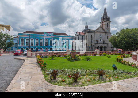 Vista su giardino anteriore dell'amazzonia teatro, centro di Manaus, capitale del più grande stato brasiliano ,l'Amazzonia, Brasile, America Latina Foto Stock