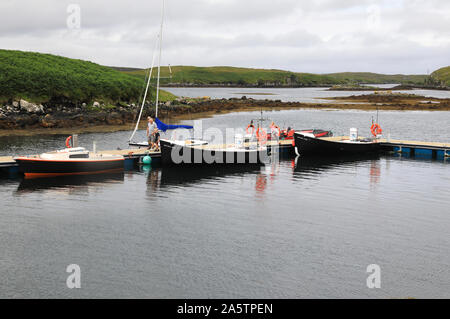 Porto di Lochmaddy su North Uist, nelle Ebridi Esterne, a ovest della Scozia, Regno Unito Foto Stock