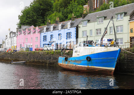 Piuttosto case colorate su Quay Street a Portree porto sull'Isola di Skye in Scozia Ebridi Interne, REGNO UNITO Foto Stock