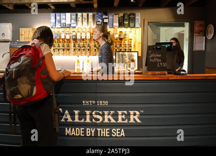 Il bar presso la Diageo Talisker Distillery, il lavoro più antica distilleria di whisky sull'Isola di Skye a Corbost, nelle Ebridi Interne, Scotland, Regno Unito Foto Stock