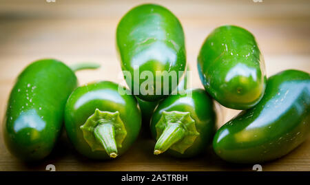 Close up foto di Jalapeño Peperoncino (Capsicum annuum). Colore verde brillante. 6 peperoncino jalapeno in gruppo. Foto Stock