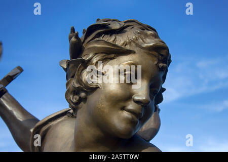 Francia, Parigi - 24 Settembre 2017: scultura sul Pont Alexandre 3 a Parigi, espressiva e sottili dettagli scultorea. angelico volto di un bambino Foto Stock