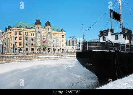 Turku, Finlandia. Argine del fiume Aura su un inverno con cielo blu e neve. Foto Stock