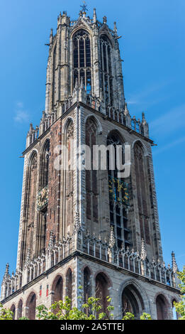 Cattedrale Dom tower Utrecht fino in aria ad alta con cielo blu molto alta Foto Stock