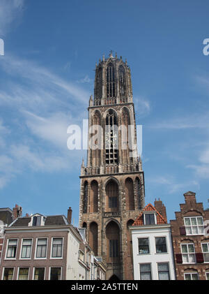 Cattedrale Dom tower Utrecht fino in aria ad alta con cielo blu e nuvole Foto Stock