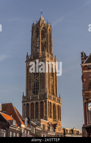 Cattedrale Dom tower Utrecht fino in aria ad alta con cielo blu e nuvole nel pomeriggio di sole al tramonto Foto Stock