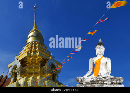 Chedi von Wat Prathat Doi Cham / Weisser Buddha / la composizione Foto Stock