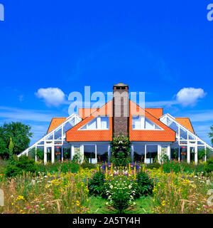 Modernes Einfamilienhaus mit Wintergarten Foto Stock