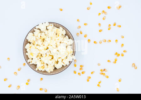 Pop corn in un recipiente isolato su sfondo bianco Foto Stock