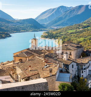 Panoramica vista autunnale a Barrea, provincia di L'Aquila nella regione Abruzzo d'Italia. Foto Stock