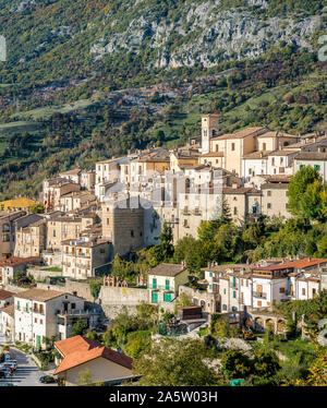 Panoramica vista autunnale a Barrea, provincia di L'Aquila nella regione Abruzzo d'Italia. Foto Stock