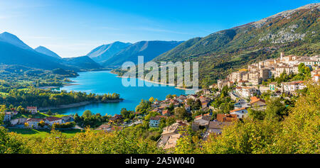 Panoramica vista autunnale a Barrea, provincia di L'Aquila nella regione Abruzzo d'Italia. Foto Stock