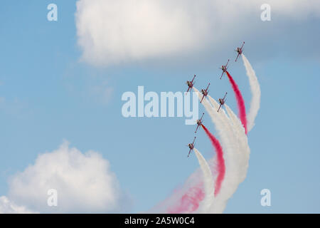 Bucarest, Romania - 28/07/2018, turco acrobazie Team stelle turco effettuando in corrispondenza di polarizzazione airshow 2018, dall'Aeroporto Baneasa Foto Stock