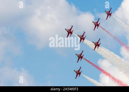 Bucarest, Romania - 28/07/2018, turco acrobazie Team stelle turco effettuando in corrispondenza di polarizzazione airshow 2018, dall'Aeroporto Baneasa Foto Stock