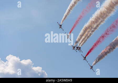 Bucarest, Romania - 28/07/2018, turco acrobazie Team stelle turco effettuando in corrispondenza di polarizzazione airshow 2018, dall'Aeroporto Baneasa Foto Stock