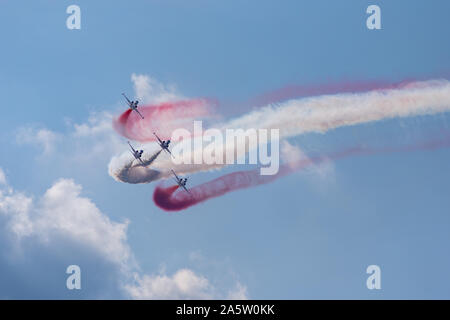 Bucarest, Romania - 28/07/2018, turco acrobazie Team stelle turco effettuando in corrispondenza di polarizzazione airshow 2018, dall'Aeroporto Baneasa Foto Stock