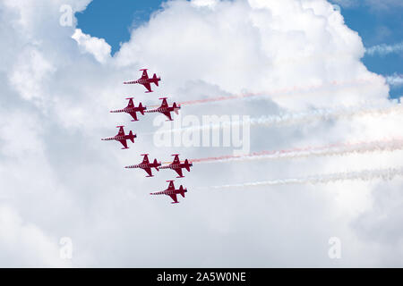 Bucarest, Romania - 28/07/2018, turco acrobazie Team stelle turco effettuando in corrispondenza di polarizzazione airshow 2018, dall'Aeroporto Baneasa Foto Stock