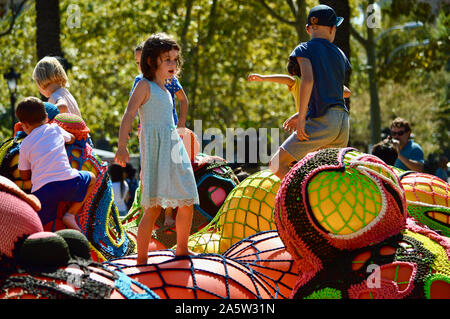 I bambini a giocare a Ciutadella Park durante la merce 2019 a Barcellona, Spagna Foto Stock