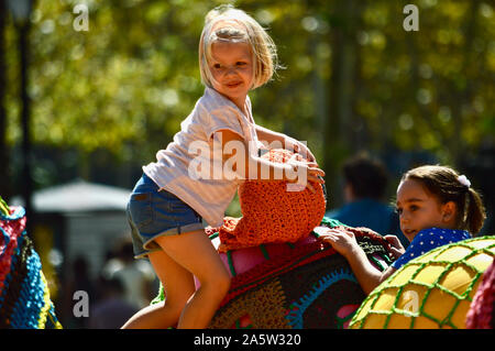 I bambini a giocare a Ciutadella Park durante la merce 2019 a Barcellona, Spagna Foto Stock