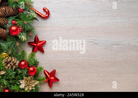 Le decorazioni di Natale sulla superficie di legno con copia spazio sul lato destro. Anno nuovo, Xmas celebrazione composizione. Foto Stock