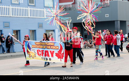 Membri del canadese Associazione Filippina (CFAY) prendere parte nel 2019 Canada giorno parata tenutasi a Whitehorse, Yukon, Canada. Foto Stock