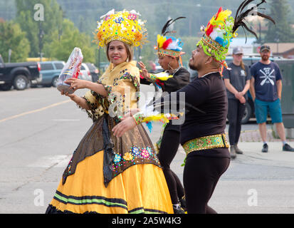 Vestiti in maniera colorata ballerini prendere parte nel 2019 Canada giorno parata tenutasi a Whitehorse, Yukon, Canada. Una festività nazionale. Foto Stock