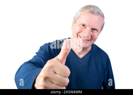Uomo anziano mostra Thumbs up. Isolato su uno sfondo bianco. Foto Stock