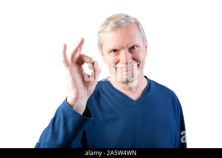 Un uomo anziano mostra il segno in buone condizioni. Isolato su uno sfondo bianco. Foto Stock