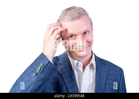 Un uomo anziano di un abito è premuroso e rimettere mano al suo tempio. Isolato su uno sfondo bianco. Foto Stock
