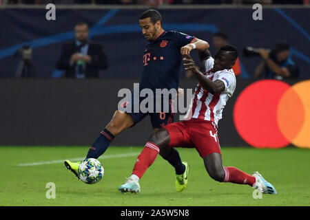 22 ottobre 2019, Grecia, Piräus: Calcio: Champions League, Olympiakos Piräus - Bayern Monaco, fase di gruppo, gruppo B, Giornata 3 a Georgios-Karaiskakis Stadium. Thiago Alcantara di Monaco di Baviera e Mohamed Camara del Pireo in azione foto: Sven Hoppe/dpa Foto Stock