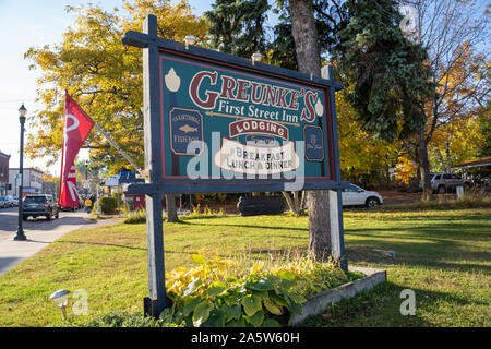 Bayfield, Wisconsin - Ottobre 19, 2019: segno per Greunkes primo Street Inn, un famoso e popolare ristorante e hotel nella piccola città di Wisconsin Foto Stock