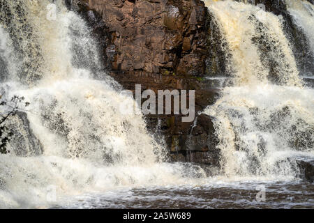 Extreme close up Gooseberry Falls cascate Gooseberry Falls parco dello stato del Minnesota Foto Stock