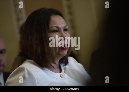 Washington, Distretto di Columbia, Stati Uniti d'America. 22 ottobre, 2019. Stati Uniti il senatore Tammy Duckworth (Democratico di Illinois) parla durante la politica del Senato pranzo conferenza stampa del Campidoglio di Washington, DC, Stati Uniti il 22 ottobre 2019. Credito: Stefani Reynolds/CNP/ZUMA filo/Alamy Live News Foto Stock